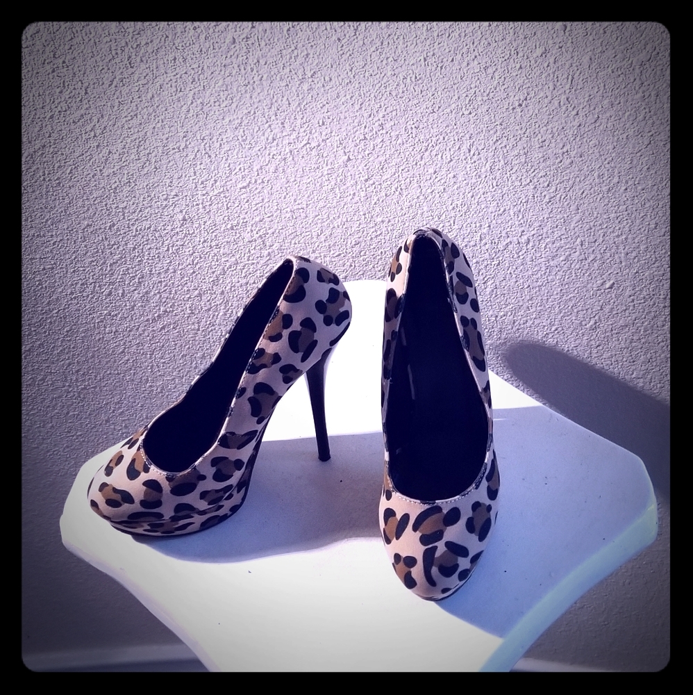 Ollio Women's platform faux suede Stilettos